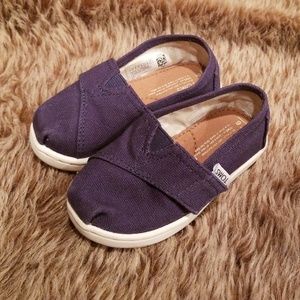 Kids TOMS Classic shoes. Size T6. Navy Blue